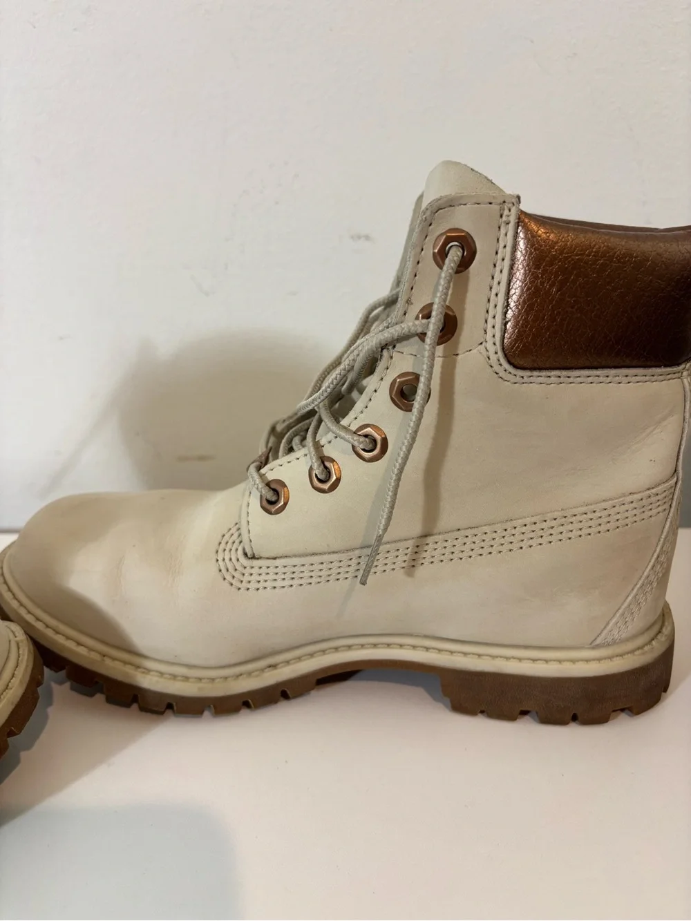 Timberland Women 7.5 Rose Gold Insulated Boots Lace Up Casual Fall Waterproof